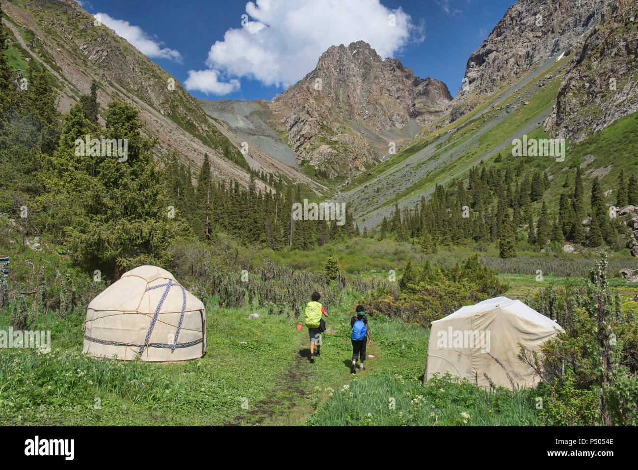 Yurta camp nelle montagne Tian Shan, Karakol, Kirghizistan Foto Stock