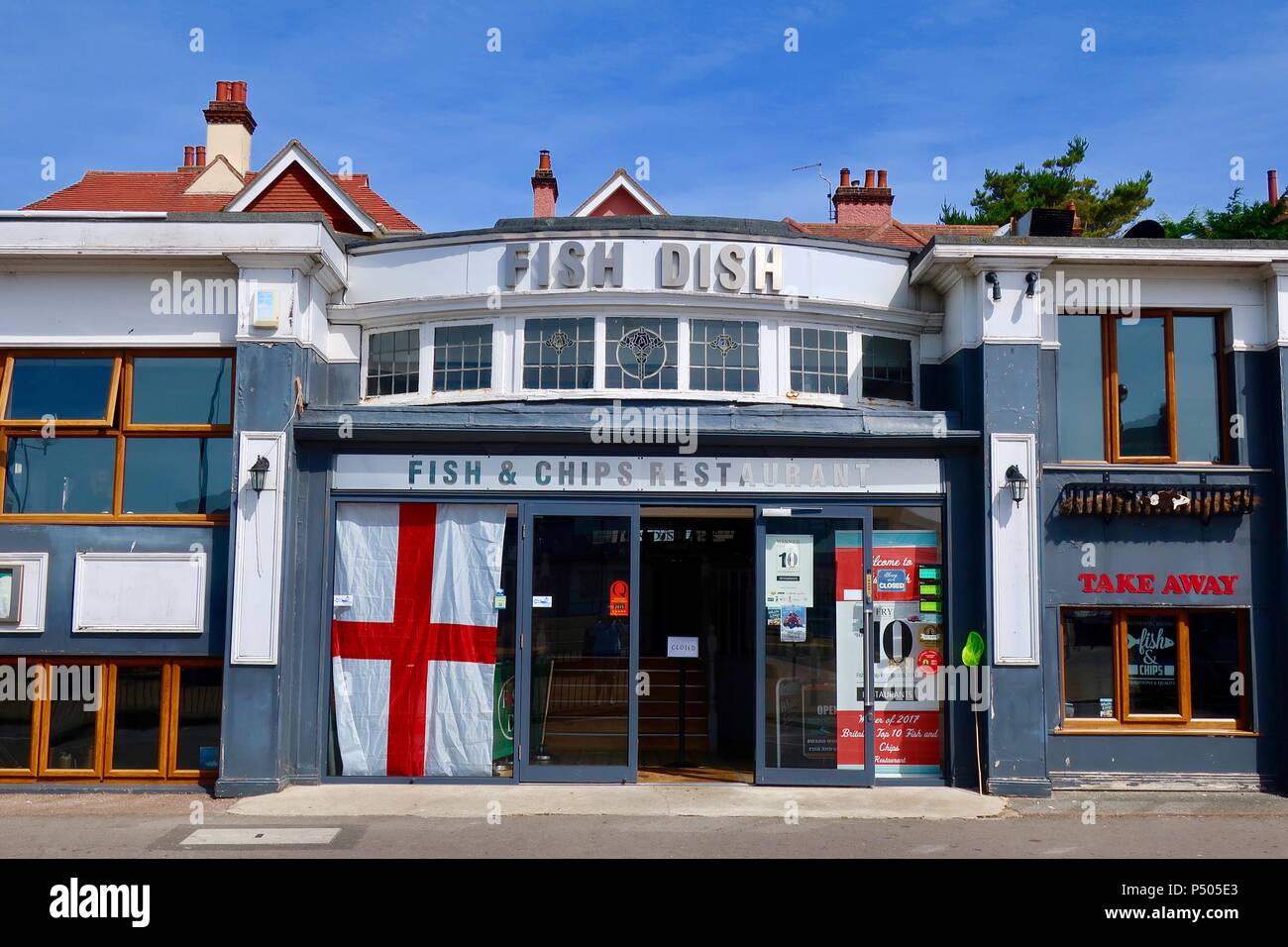 Pesce piatto di pesce e patatine ristorante a Felixstowe, Suffolk su una luminosa mattina d'estate, Giugno 2018. Foto Stock