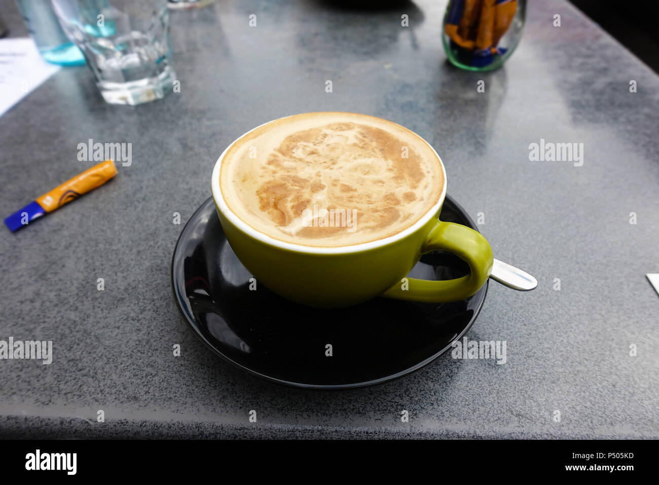 Un ottimo caffè bianco piatto a Williamstown.Victoria Foto Stock