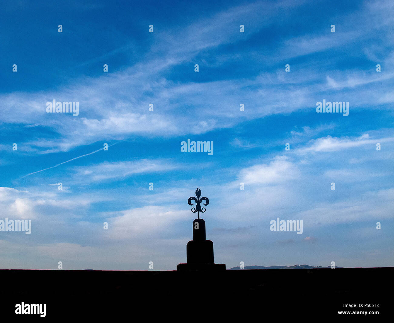 Piazza Grande, la più importante piazza del borgo medievale di Gubbio (Italia): La Fleur de Lys città, si staglia contro il cielo Foto Stock