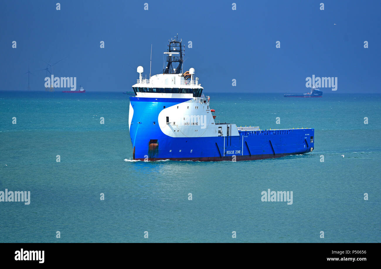 L'alimentazione offshore Nave avvicinando Aberdeen da giacimenti di petrolio del Mare del Nord Foto Stock