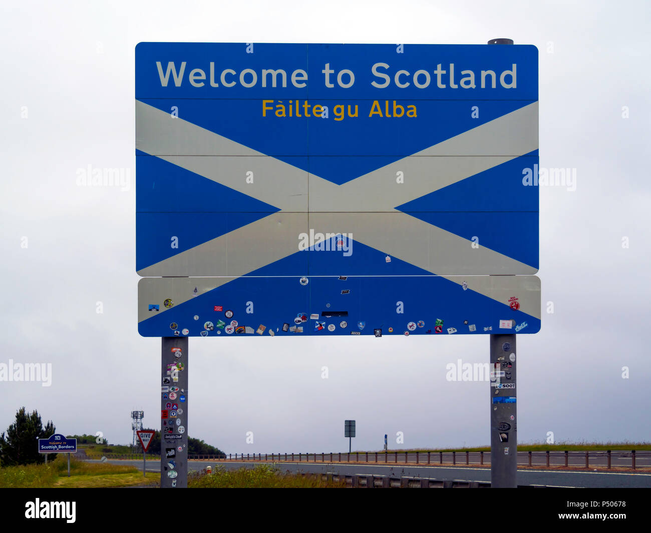Benvenuto a Scotland road sign in inglese e lingue gaelico sulla A1 road sul confine tra Inghilterra e Scozia Foto Stock