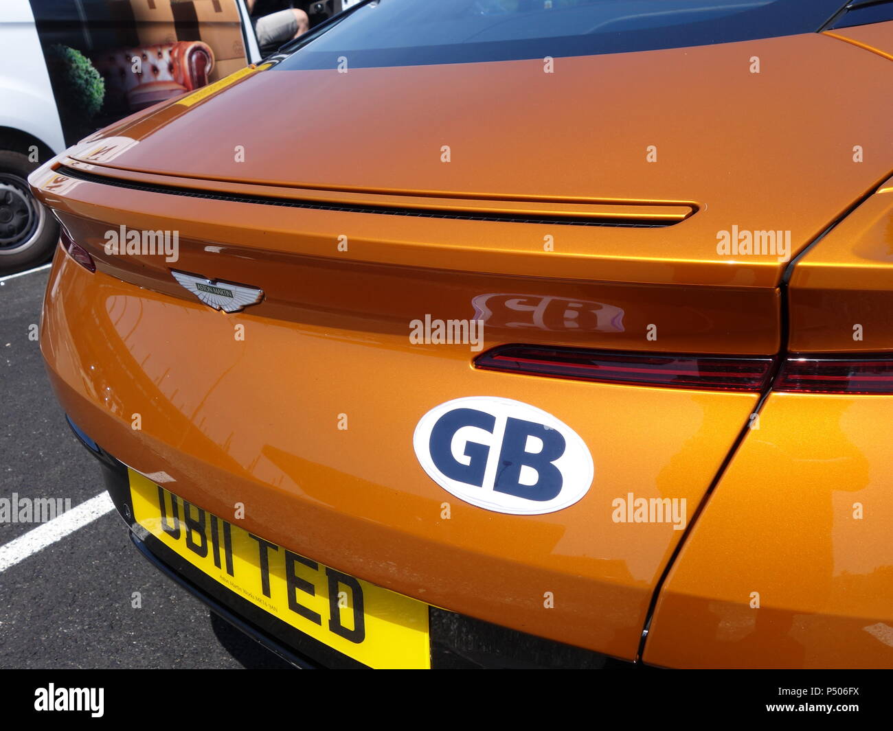 GB piastra come visto su un inglese Aston Martin DB11 vettura sportiva in Le Mans, Francia Foto Stock