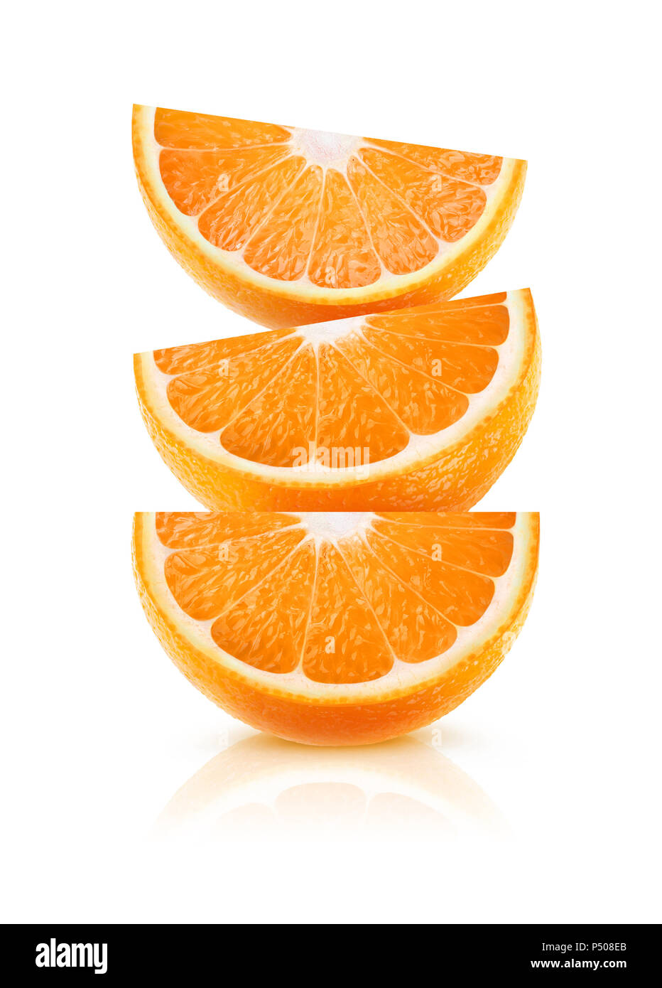 Tre spicchi di frutta di arancia al di sopra di ogni altro isolato su sfondo bianco con tracciato di ritaglio Foto Stock