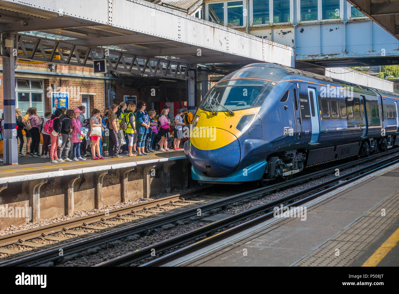Alta velocità,giavellotto treno,arrivando Dover Priory Station,affollata piattaforma,Dover,Kent,Inghilterra Foto Stock