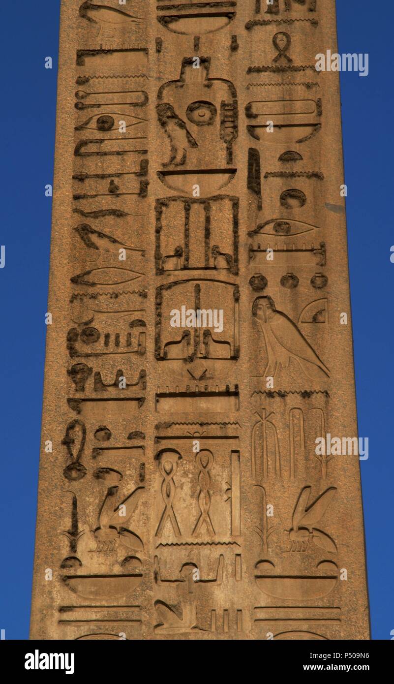 L'Egitto. Scrittura geroglifica. Obelisco di Ramesse II (1300-1213, Regno 1279-1213 a.C.). Dettaglio. Tempio di Luxor. Dinastia XIX. Nuovo Regno. Antica Tebe "Waset'. Foto Stock