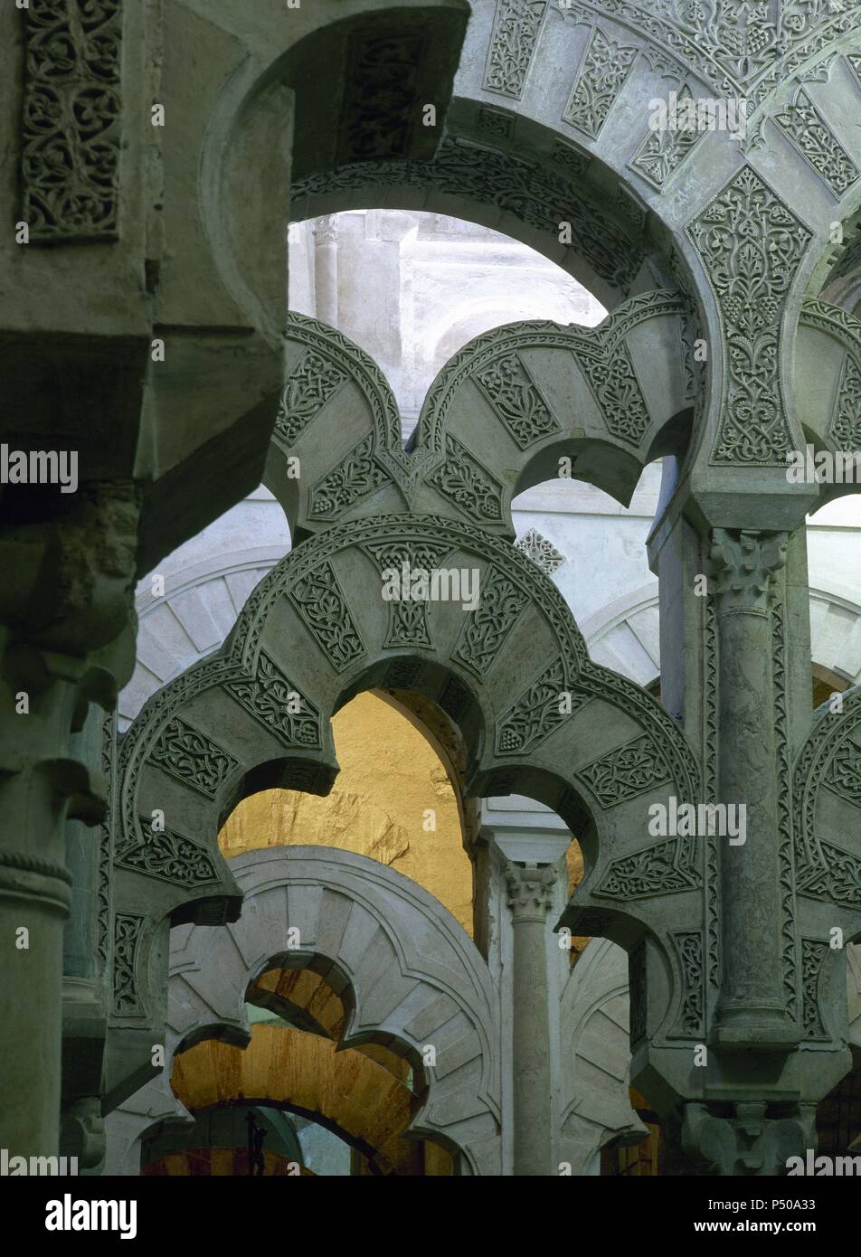 ARTE islamico. ESPAÑA. MEZQUITA DE CORDOBA. Construida en el año 785 bajo el reinado de Abderraman I (756-788). Originalmente contaba de una volta navate cruzadas, ampliadas en diferentes ocasiones. Detalle de los Arcos LOBULADOS que decoran el interior. Declarada Patrimonio de la humanidad por la Unesco en 1984. Andalucía. Foto Stock