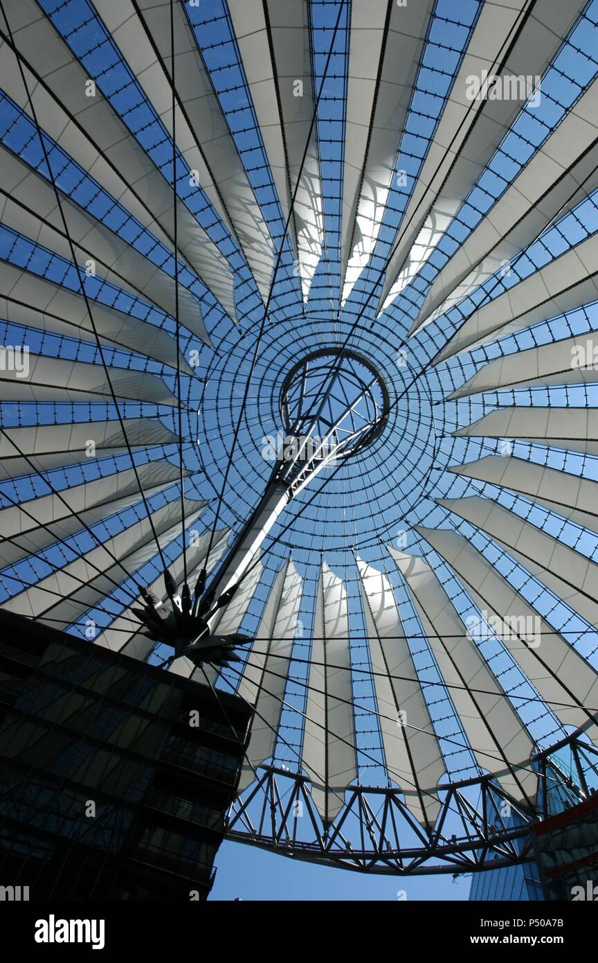 Germania. Berlino. Cupola del Sony Center (1996-2000) dall'architetto tedesco Helmut Jahn (n.1940). Potsdamer Platz. Foto Stock