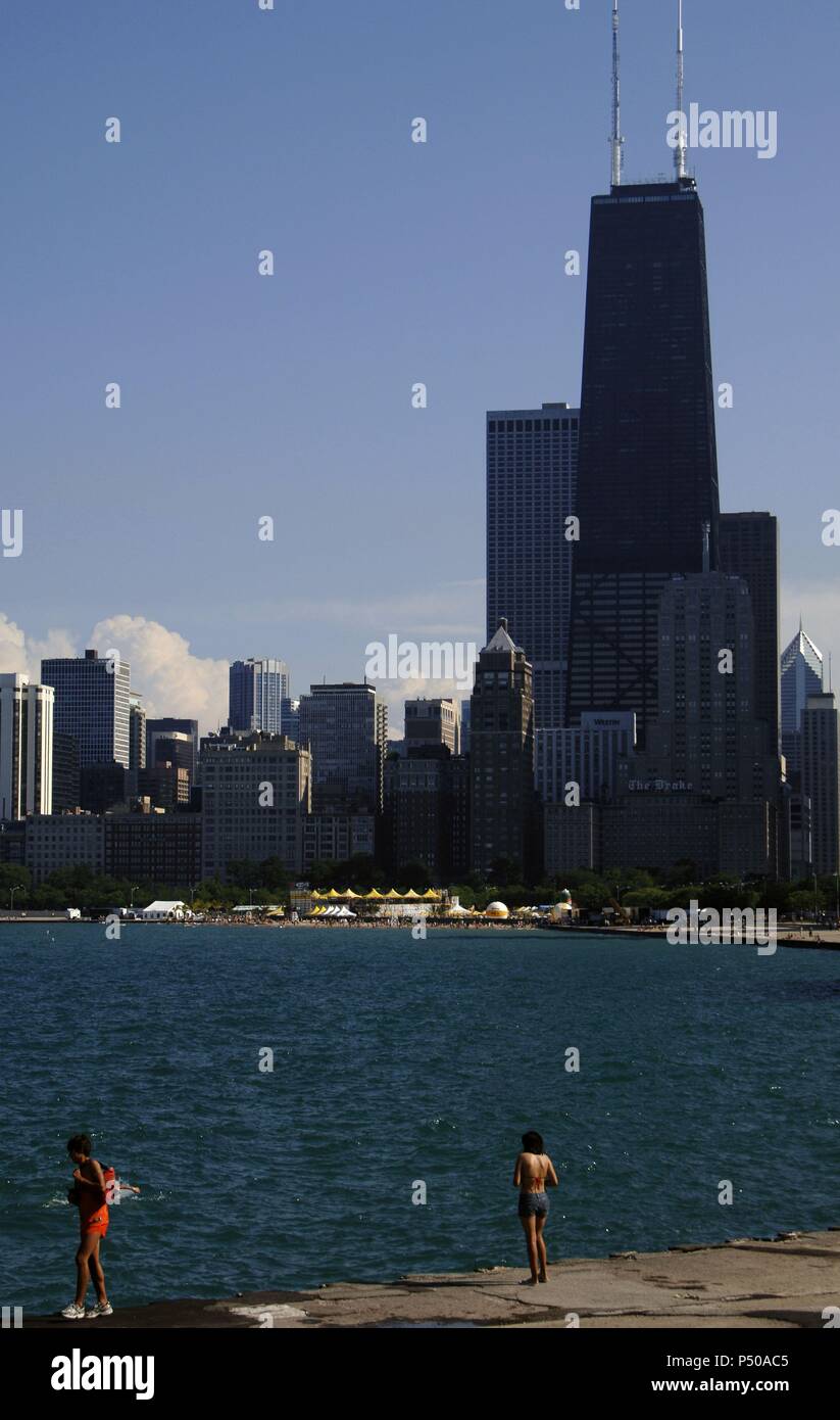 Chicas a orillas del lago Michigan. Al fondo, el centro de la ciudad. CHICAGO. Estado de Illinois. Estados Unidos. Foto Stock