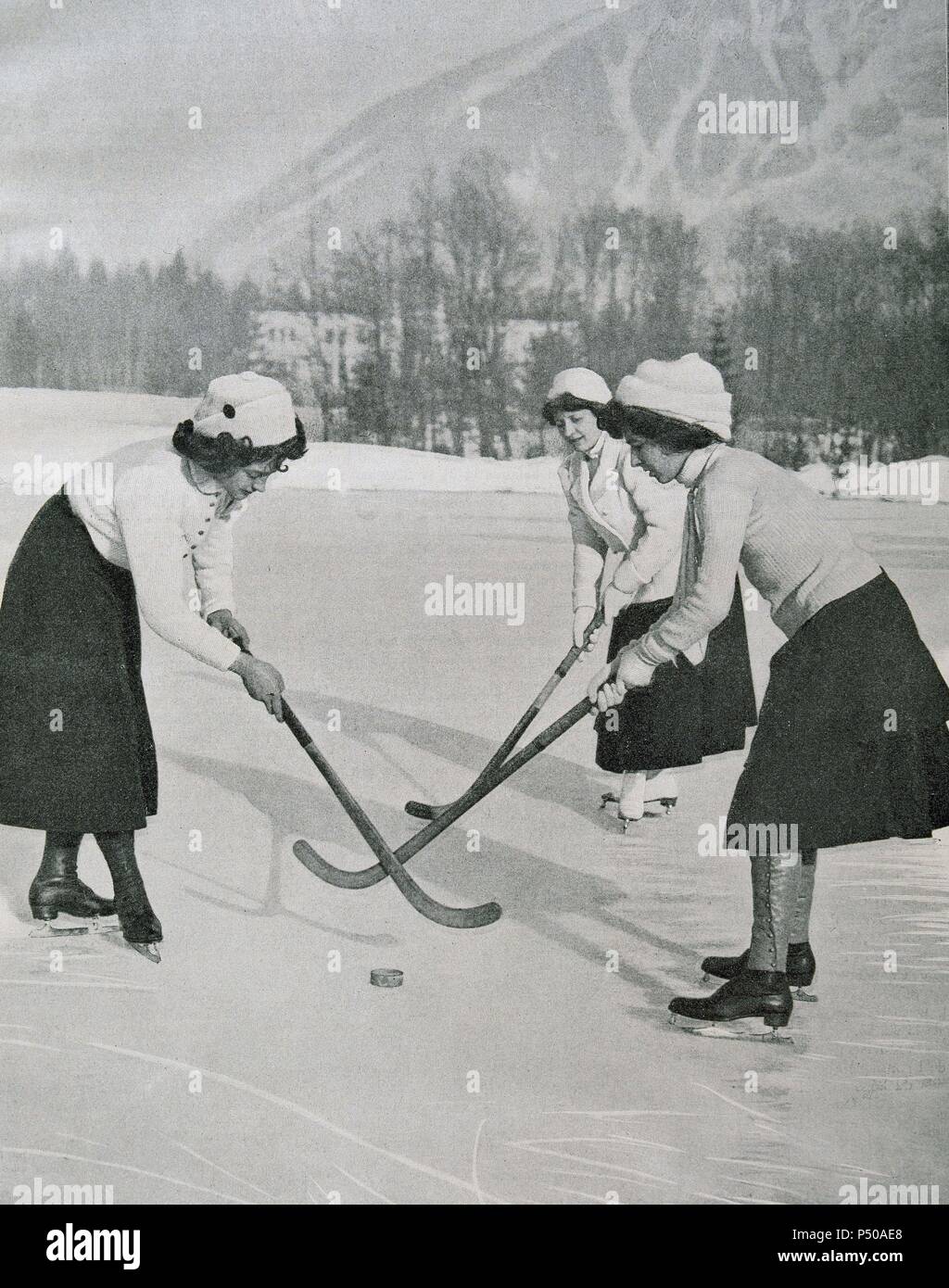 Le ragazze a giocare hockey su ghiaccio a Chamonix. La Francia. 1908. Foto Stock