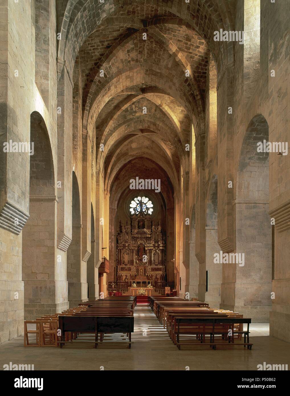La chiesa del monastero di Santes Creus costruito tra il 1174 e il 1225 e coperto con inguine vault. Interno. Navata principale. Aiguamurcia. La Catalogna. Spagna. Foto Stock