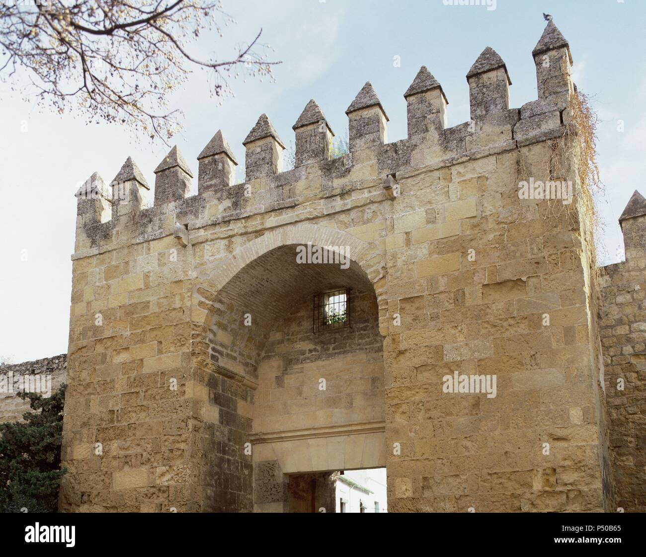 Andalusia. CORDOBA. Vista parcial de la Puerta de Almodovar, coronada por almenas escalonadas e incorporada en la Muralla árabe. Condurre al antiguo barrio judío o judería. España. Foto Stock