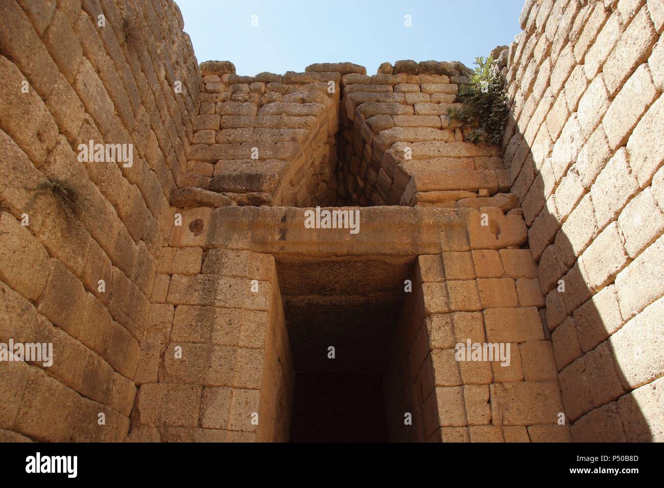 La civiltà micenea. Micene. Tesoro di Atreo o tomba di Agamemnonis "Tholos". Ingresso della tomba tomba. Costruita intorno al 1250 A.C. Peloponese. La Grecia. L'Europa. Foto Stock