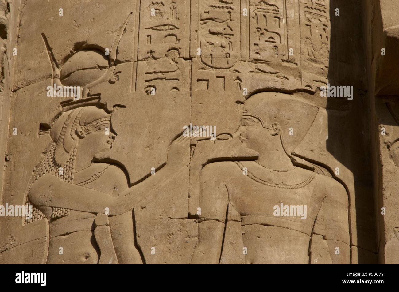 L'Egitto. Edfu. Tempio di Horus. Rilievo raffigurante una divinità egiziane dando la chiave della vita ankh, al faraone. Foto Stock