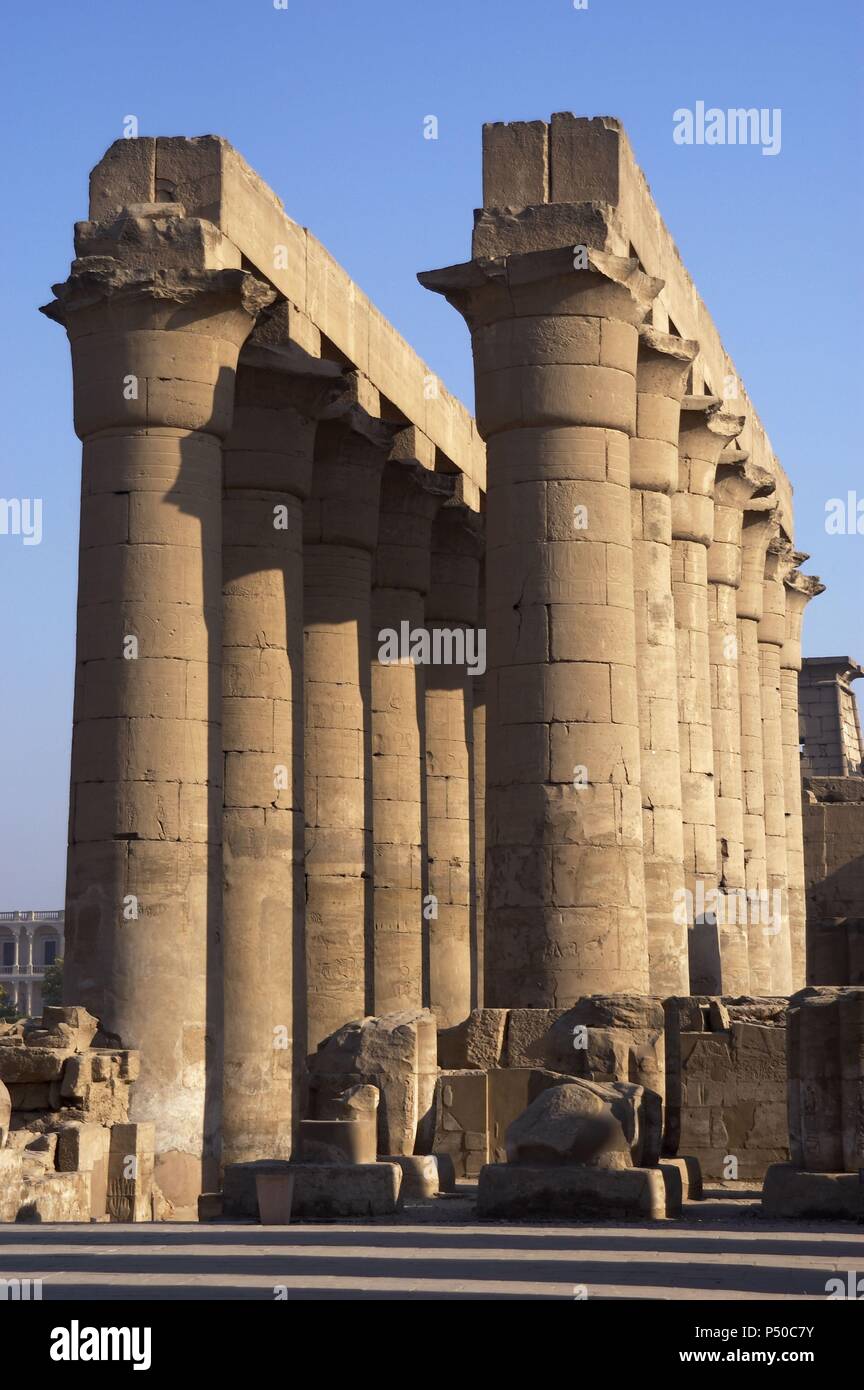 Tempio di Luxor. Colonnato con due righe di sette albero liscio campaniform colonne. Nuovo Impero. L'Egitto. Foto Stock