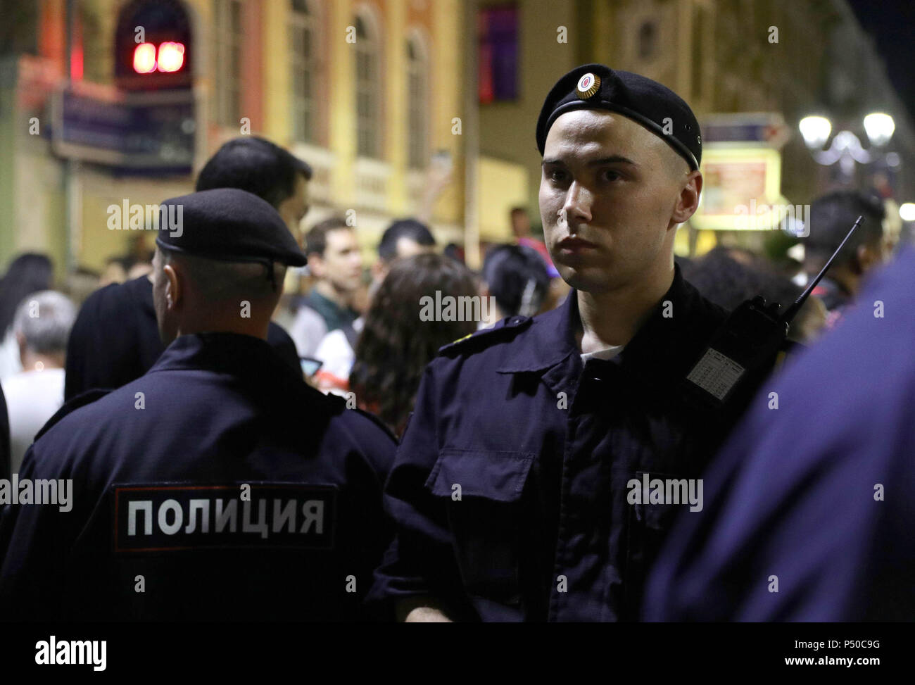 Polizia russa separare Inghilterra e fan di Panama a Nizhny Novgorod davanti a loro partita domenica al 2018 FIFA World Cup in Russia. Foto Stock