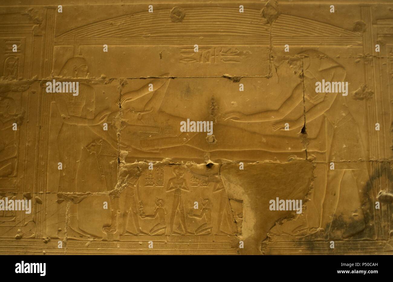 Arte Egizia Tempio di Seti I a Abydos. Rilievo raffigurante la risurrezione di Osiride. Sua sorella e moglie Iside tiene la sua testa e il Dio Sokar aiutare lui mentre è il risveglio. Xix dinastia. C. 1300 A.C. Nuovo Regno. Cappella di Ptah-Sokar. Foto Stock