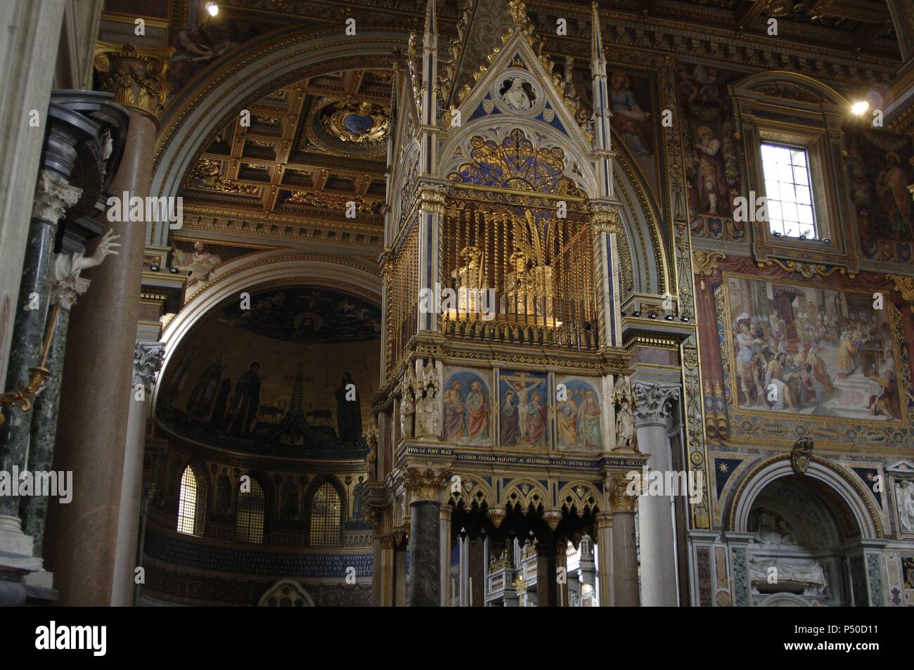 Arcibasilica di San Giovanni in Laterano. Interno, ricostruita da Francesco Borromini (1599-1667). 1646-1649. Altare Papale con un reliquario con le teste dei Santi Pietro e Paolo. La tettoia sono gotiche. Roma. L'Italia. Foto Stock