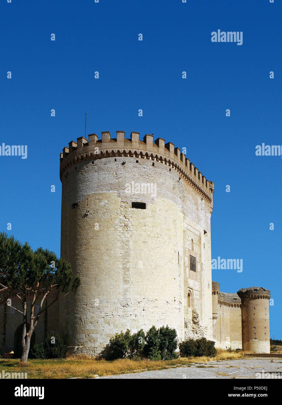 Spagna. Castiglia e Leon. Arevalo. Castello. Tenere semicircolare. Costruito nel XIV secolo e ricostruito nel XVI secolo. Foto Stock