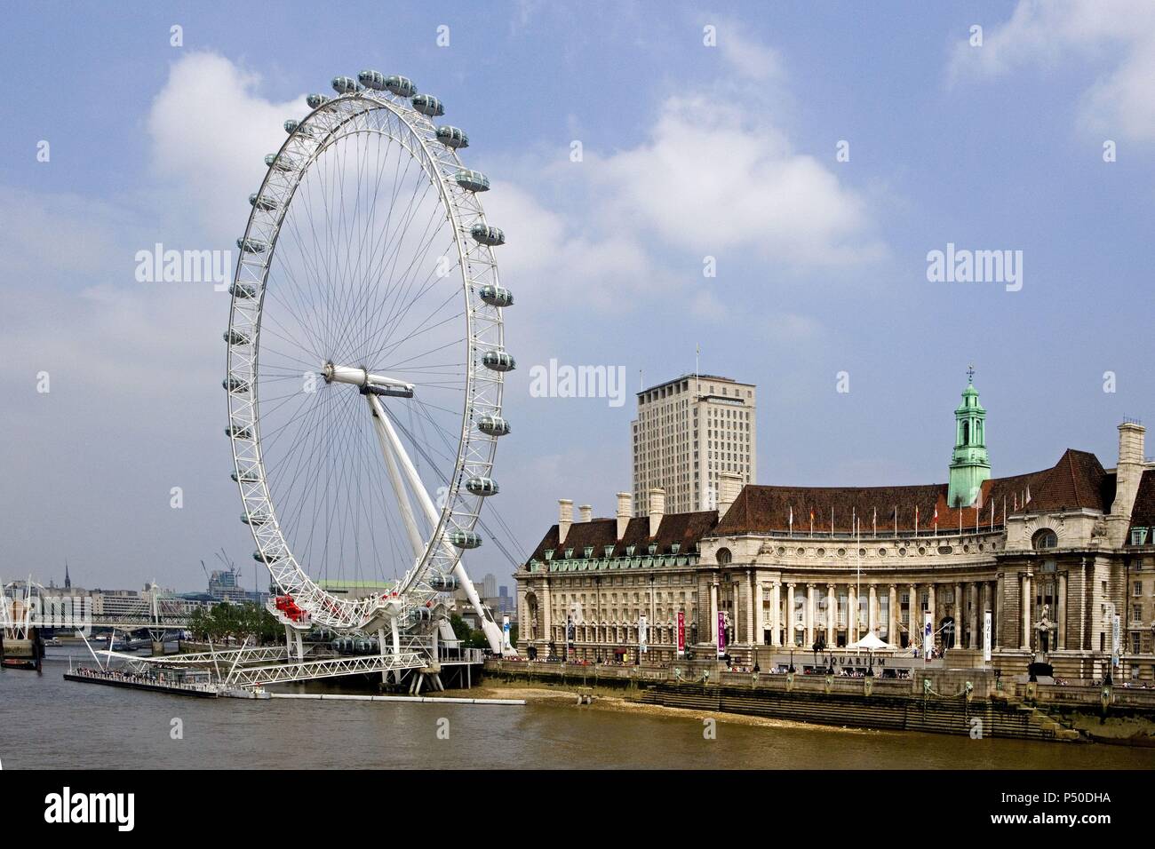 REINO UNIDO. LONDRES. Vista de la Noria DEL MILENIO (London Eye) a orillas del rio TAMESIS. Inglaterra. Foto Stock