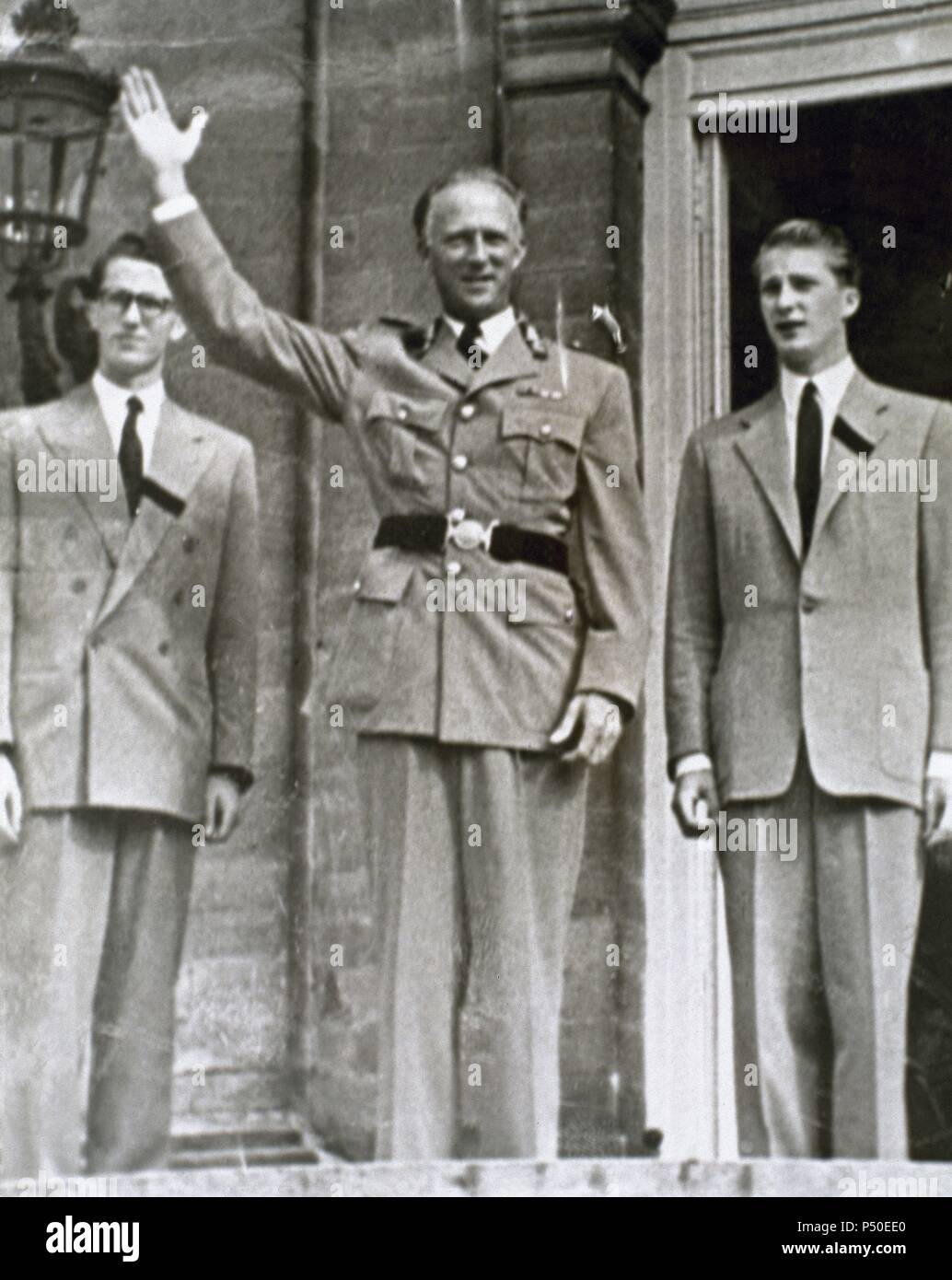 Leopoldo III del Belgio (1901-1983). Re dei Belgi da 1934-1951. Foto: Leopoldo saluto il giorno del suo ritorno al Belgio, con i suoi figli, capi Baudouin e Albert. Foto Stock