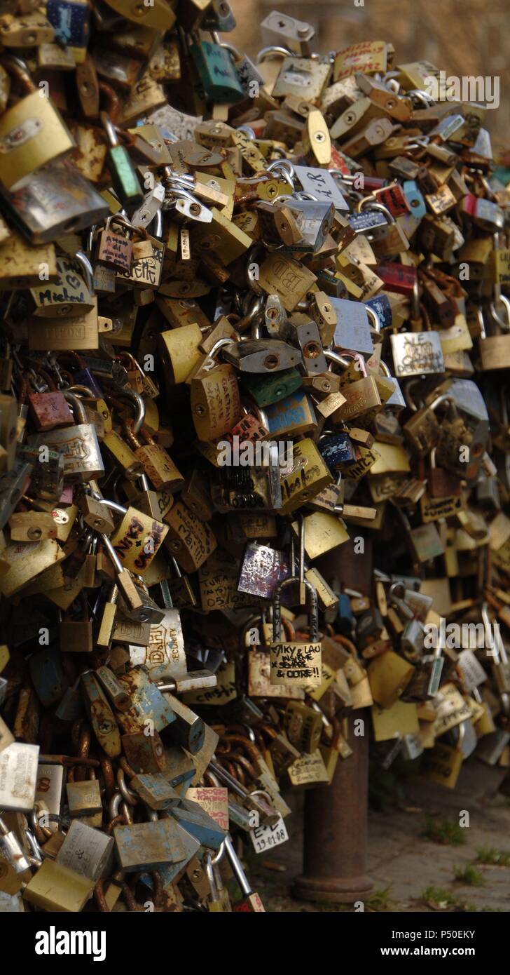 Roma. L'Italia. Milvian bridge. Lucchetti. Foto Stock