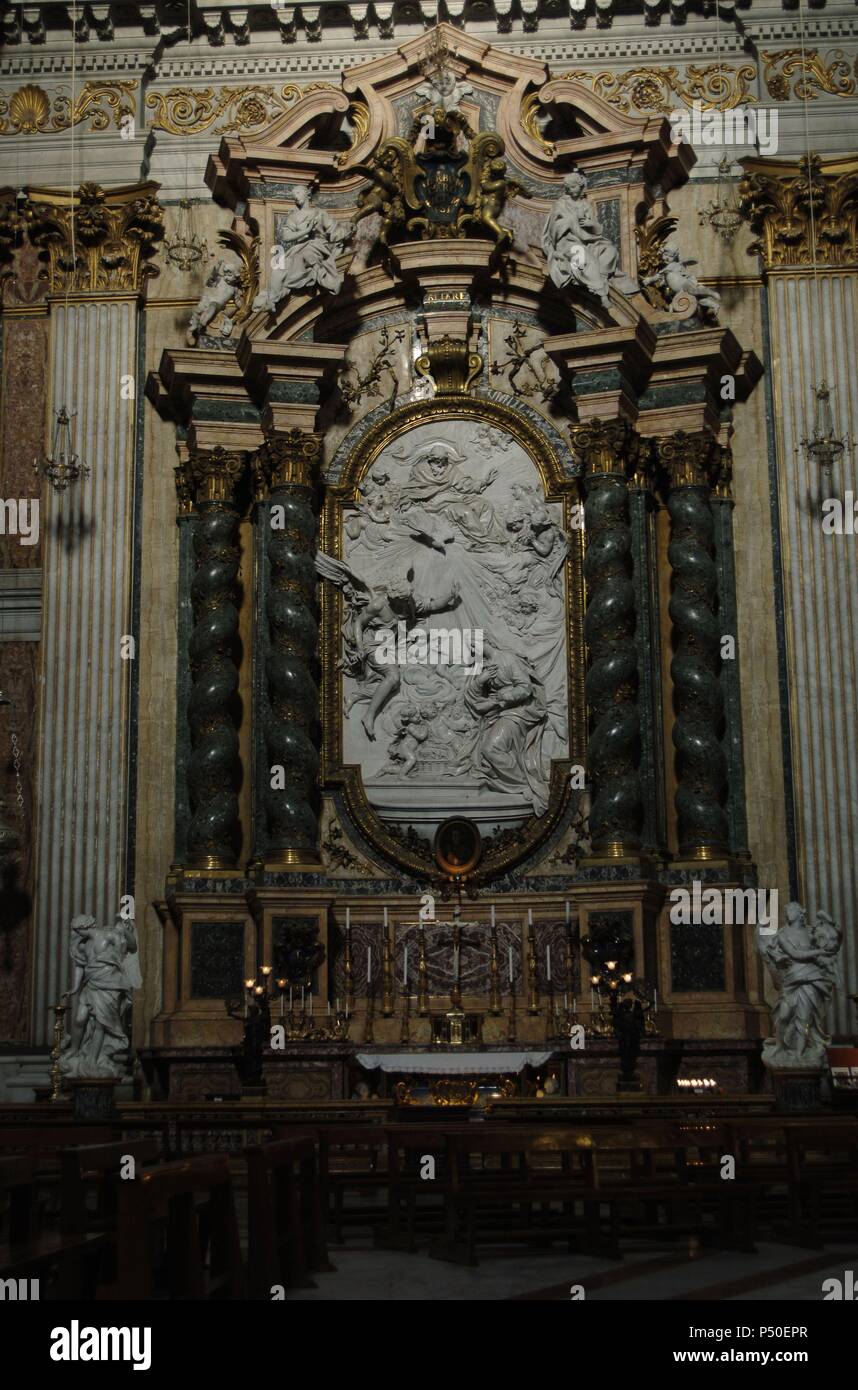 L'Italia. Roma. La Chiesa di Sant Ignazio di Loyola a Campo Marzio. Le cappelle laterali. Il transetto: cappella dell Annunciazione, 1749. Ancona marmorea raffigurante l' Annunciazione di Filippo Della Valle (1698-1768) con figure allegoriche e angeli di Pietro Bracci (1700-1773). Foto Stock