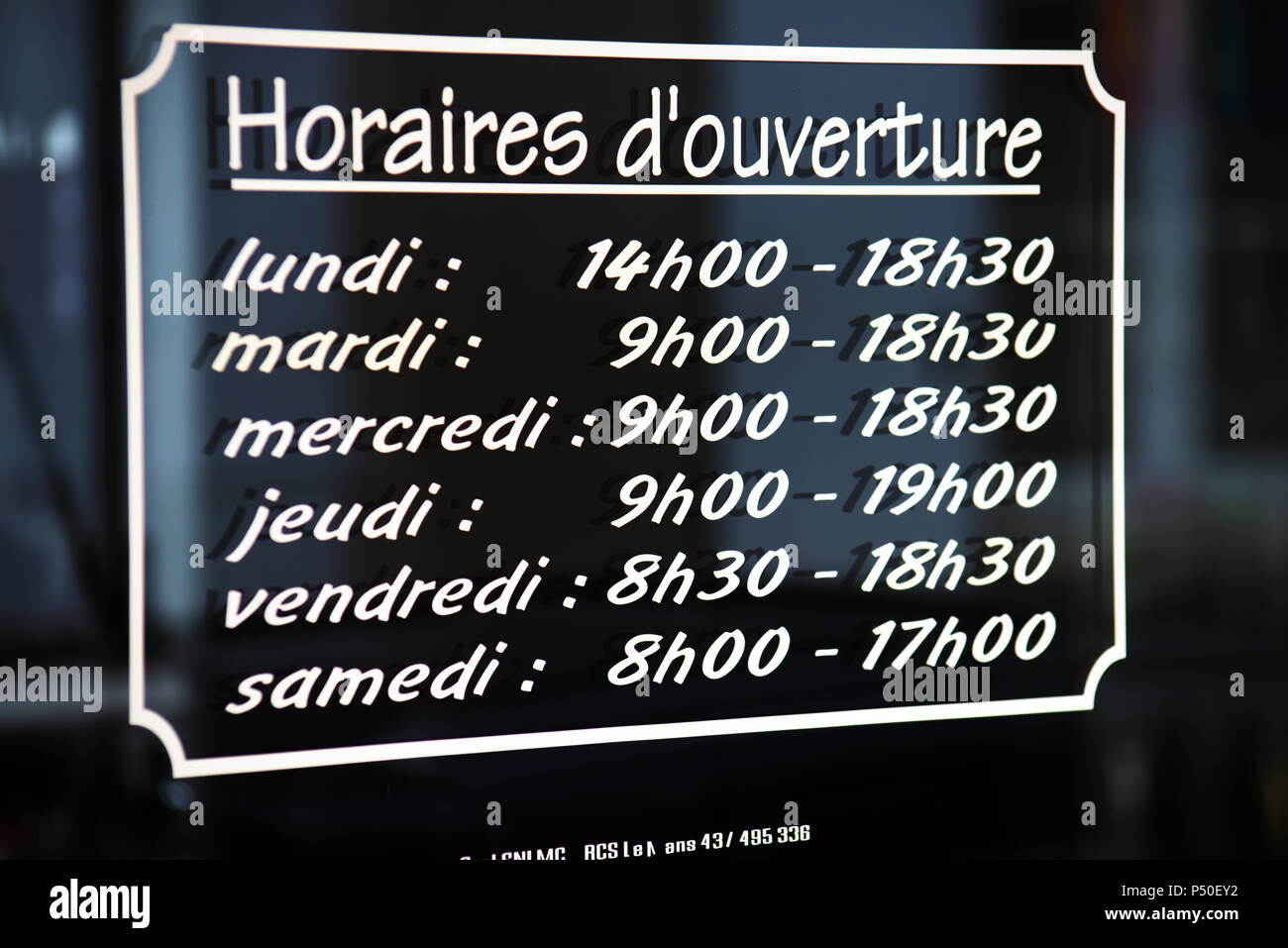 Orari di apertura dei negozi con i giorni della settimana nella città  vecchia di Le Mans, Francia Foto stock - Alamy