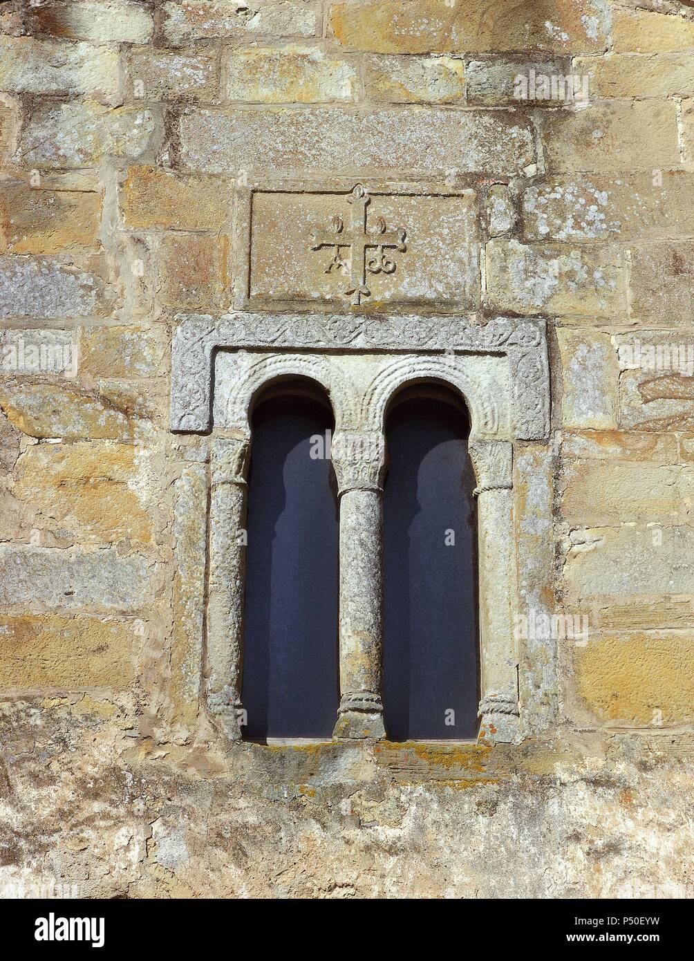 Pre-arte romanica. Spagna. Asturias. Chiesa del Santissimo Salvatore di Valdedios. È noto come Vescovi " Cappella. Consacrata nel 893. Finestra. Foto Stock