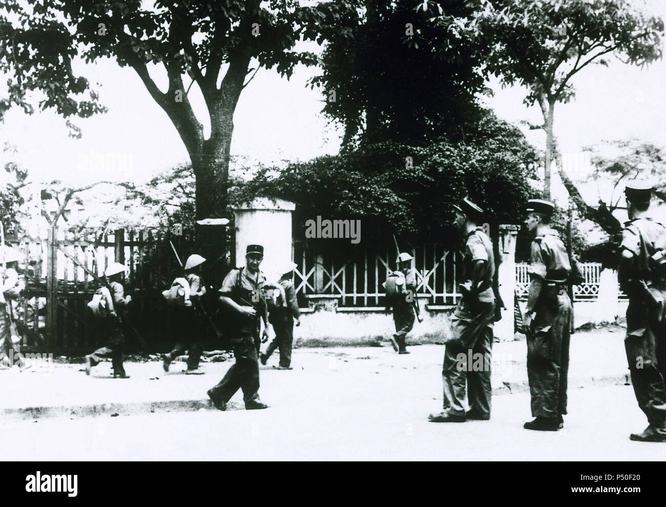 La prima guerra in Indocina. 1946-1954. Occupazione di Haiphong dal Viet Minh soldati sotto la sorveglianza della gendarmeria. Maggio 19, 1955. Foto Stock