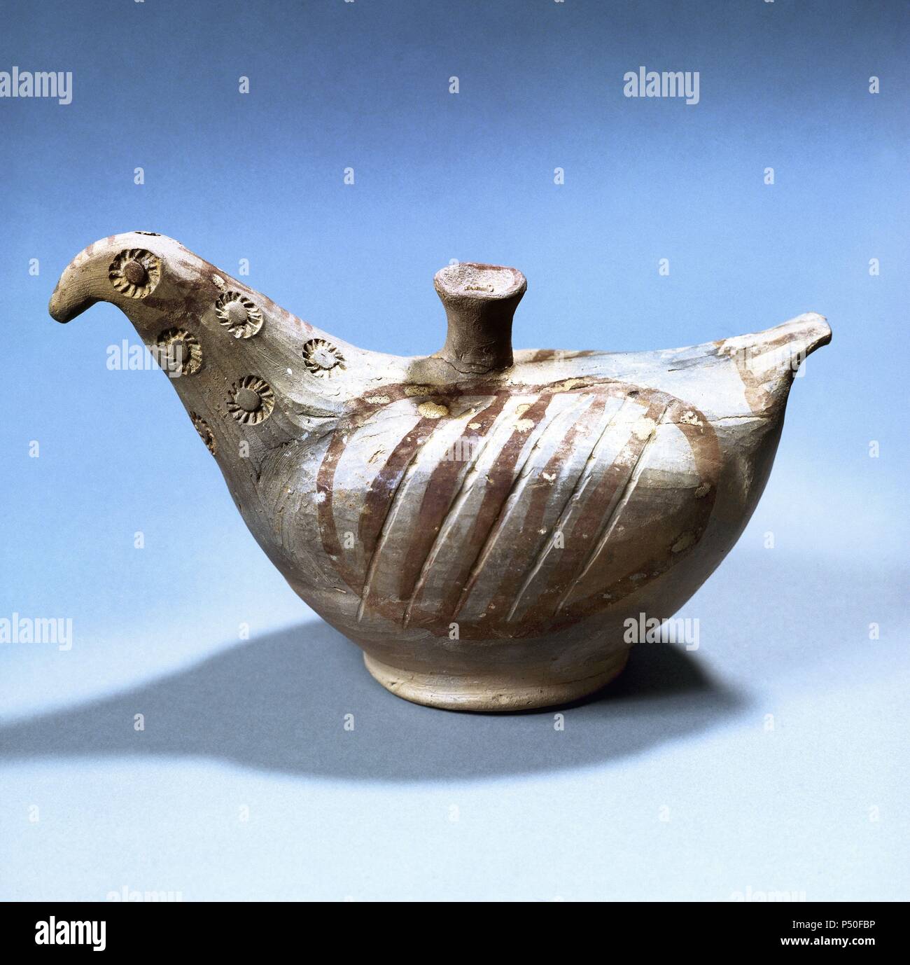 ARTE IBERICO. ESPAÑA. VASO DE LIBACIONES DE AMAREJO. Realizado en arcilla ocre trabajada en molde, decorado con pintura roja y Blanca e incisiones. Con base plana, su anchura es de 19 cm., altura de 11,2 cm. Procedere del pozo votivo del poblado de El Amarejo, Bonete (Albacete). Museo de Albacete. Castilla-La Mancha. Foto Stock