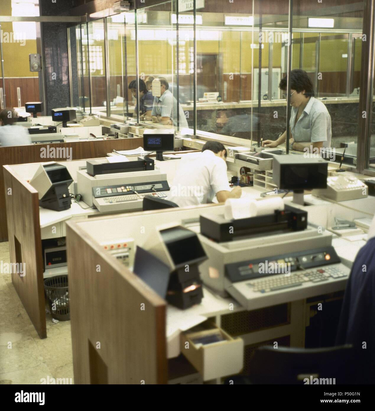 Spagna. Anni ottanta. Settore bancario spagnolo. Ufficio di una banca.  Teleprocessing (1981). Mallorca. Isole Baleari Foto stock - Alamy