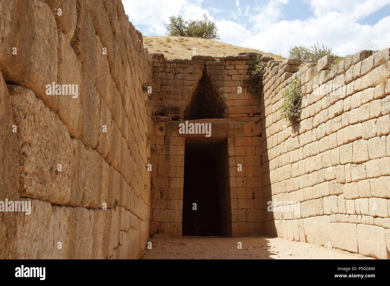 La civiltà micenea. Micene. Tesoro di Atreo o tomba di Agamemnonis "Tholos". Ingresso della tomba tomba. Costruita intorno al 1250 A.C. Peloponese. La Grecia. L'Europa. Foto Stock