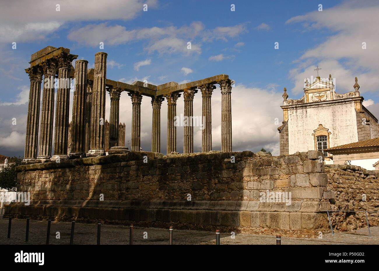 ARTE ROMANO. Il Portogallo. Il TEMPLO ROMANO. Datado, probablemente, a principios del s. III. Aunque en el s. XIX se decía que estaba consagrado a Diana, los estudios recientes apuntan a que lo estaba un Júpiter o al Emperador. Vista generale de la SILLERIA, y la COLUMNATA de 14 columnas con capiteles corintios, algunos de ellos con frisos arquitrabes y. EVORA. Alentejo. Foto Stock