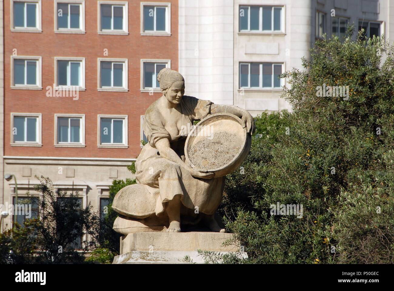 Aldonza Lorenzo (Dulcinea del Toboso), personaje de la novela 'Dsul Quijote de la Mancha". Escultura que forma parte del monumento a Miguel de Cervantes situado en la plaza de España. Madrid. Foto Stock