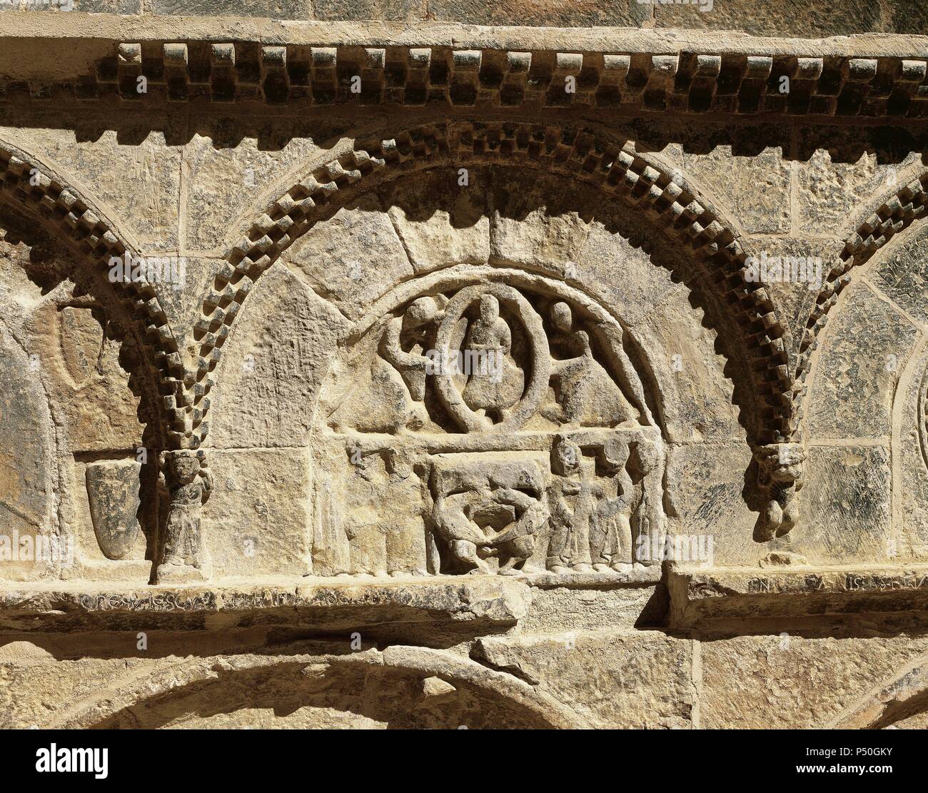 Monastero di San Juan de la pena. Pantheon dei nobili. Dettaglio di un rilievo raffigurante due angeli sollevando l anima del defunto nella mandorla. In fondo, Epifania. Aragona. Spagna. Foto Stock