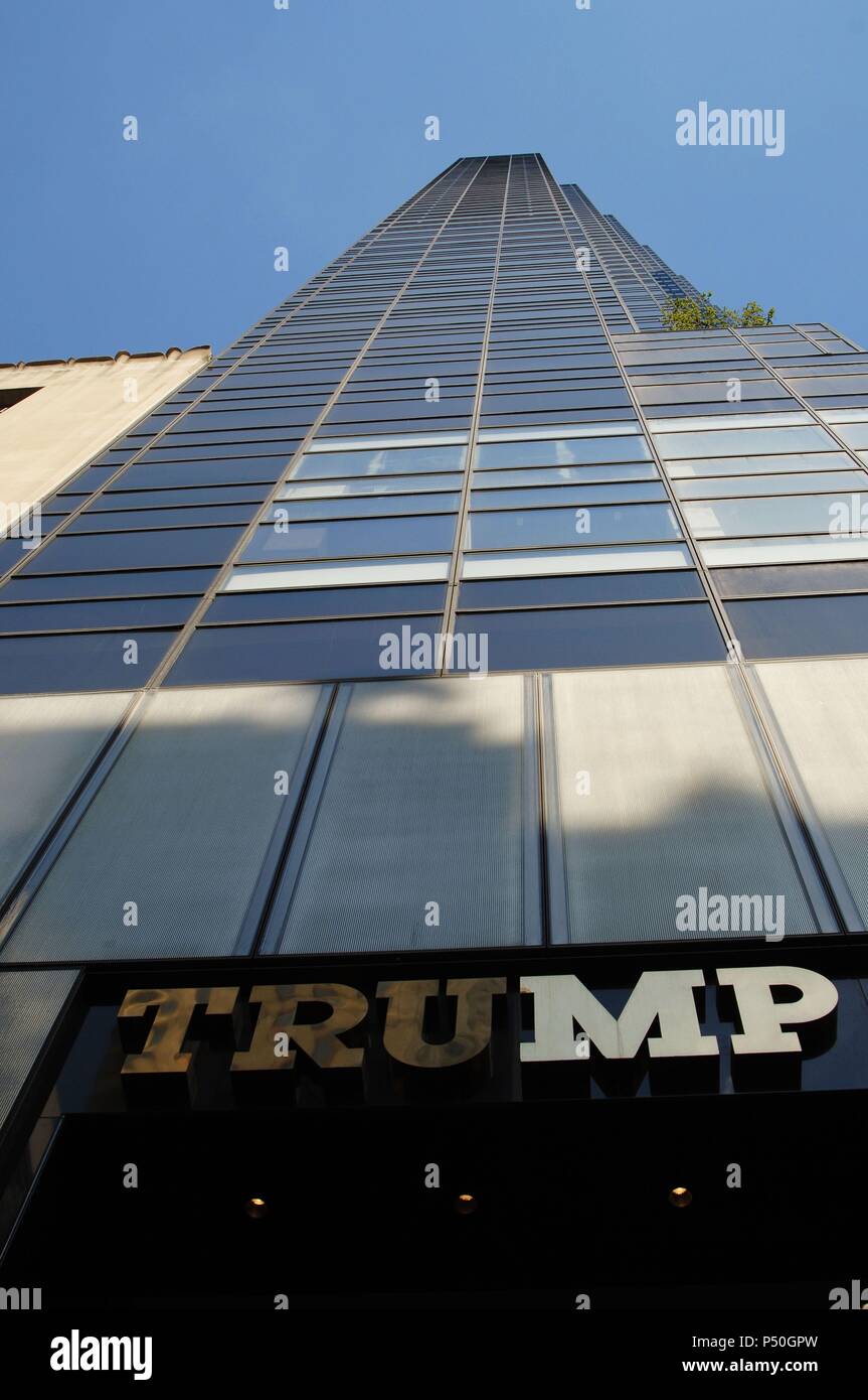 Stati Uniti d'America. New York. Trump Tower. Guardando verso l'alto dalla Fifth Avenue di entrata. Architetto: Der Scutt (1934-2010). Manhattan. Foto Stock