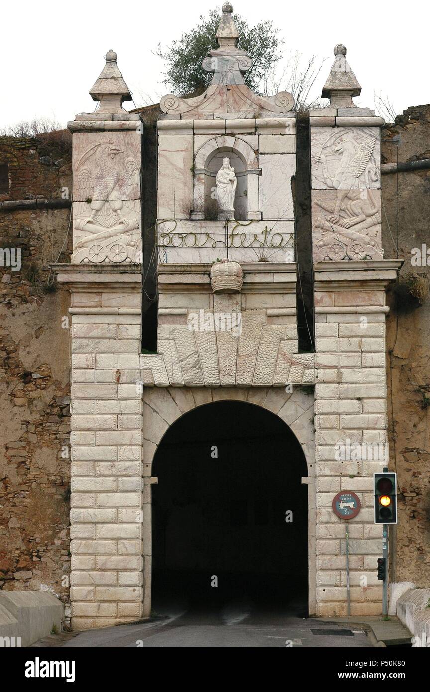 Il Portogallo. Estremoz. Porta Currais dos. Costruito nel 1670 da Antonio Rodrigues. Il marmo. Foto Stock