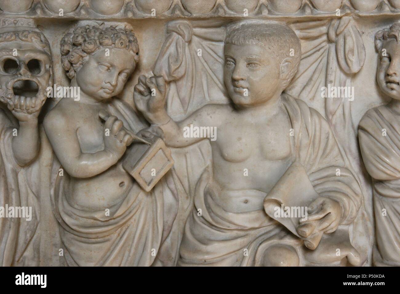 Arte romana. Rilievo del sarcofago. Bambini tutor e la scrittura su tavoletta di cera con una stilo. Museo del Vaticano. Città del Vaticano. Foto Stock