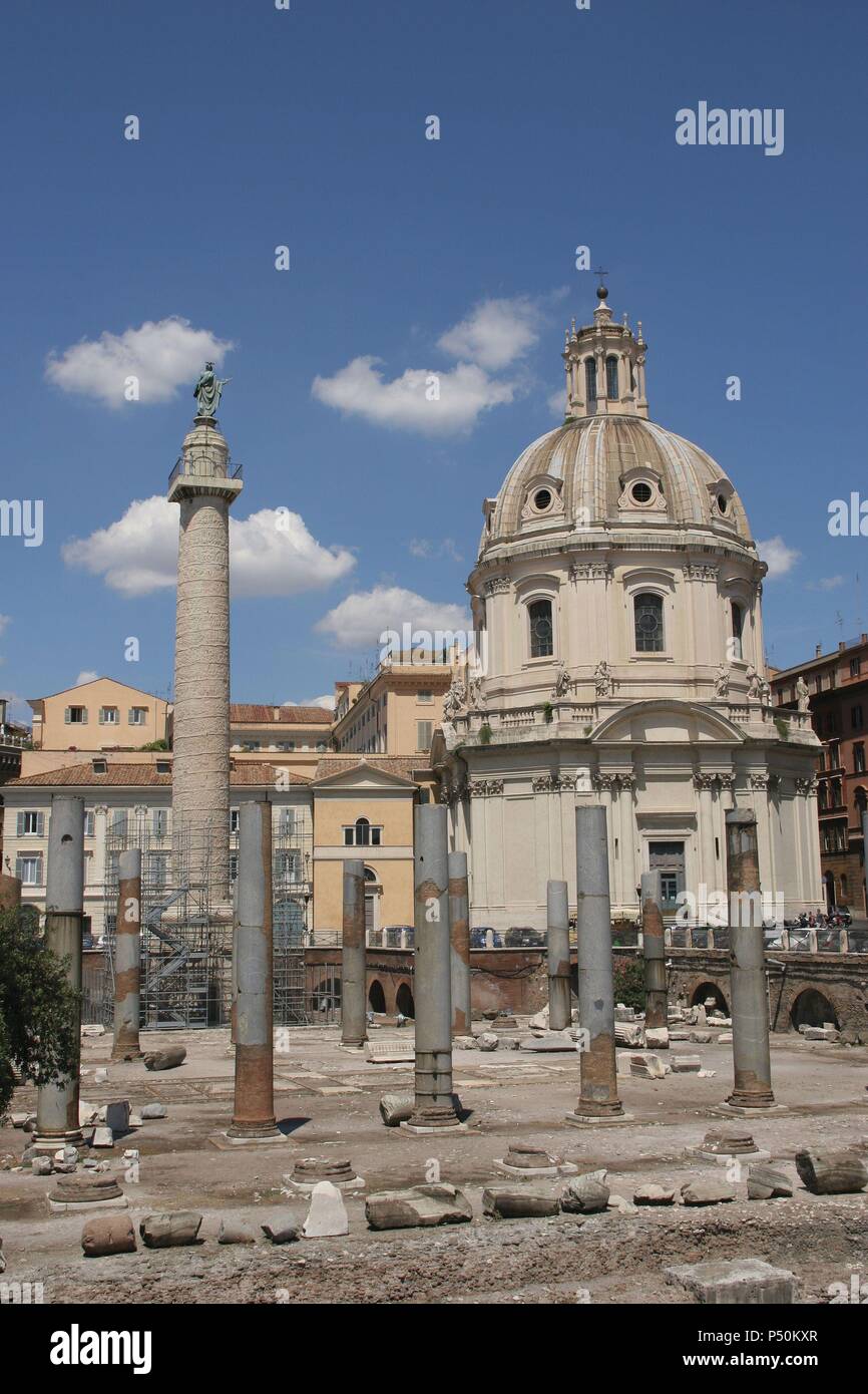 L'Italia. Roma. Foro di Traiano. Colonna di Traiano, rovine della Basilica Ulpia e Chiesa di Santo Apostolli. Foto Stock