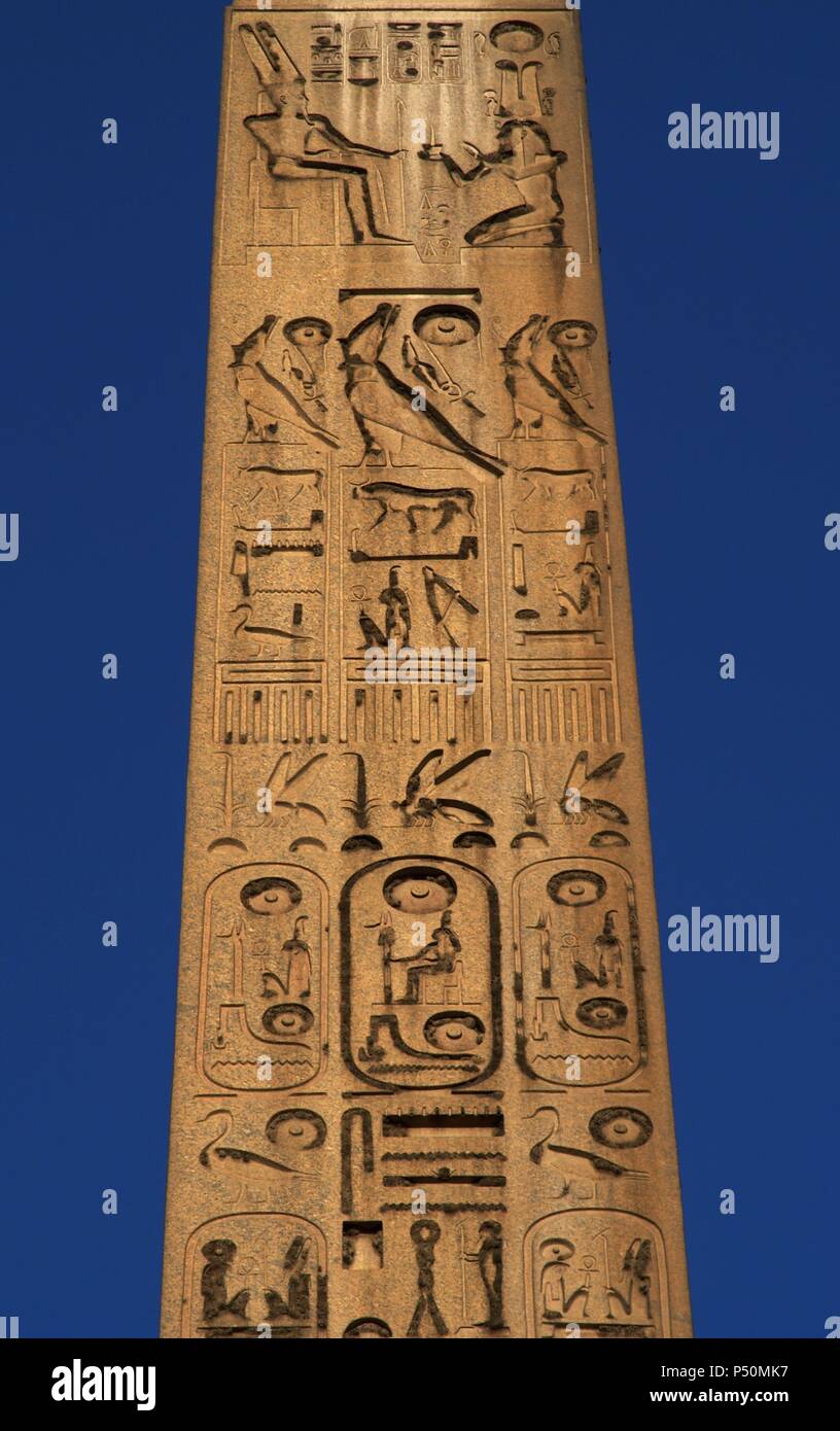 L'Egitto. Scrittura geroglifica. Obelisco di Ramesse II (1300-1213, Regno 1279-1213 a.C.). Dettaglio. Tempio di Luxor. Dinastia XIX. Nuovo Regno. Antica Tebe "Waset'. Foto Stock