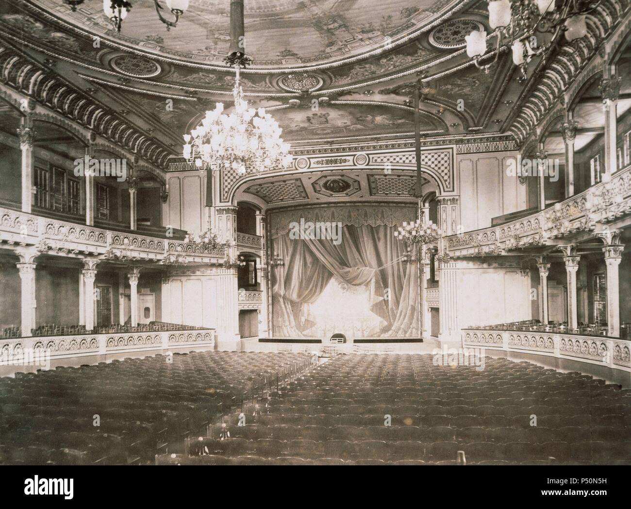 Spagna. La Catalogna. Barcellona. Teatro lirico o teatro lirico sala Beethoven. Fondata nel 1881. costruito dall'architetto Salvador Sabate mi Vinals. Carrer de Mallorca, 277. Proprietà finanziere spagnolo e patrono, Evaristo Arnus (1820-1890). Antica sala e palcoscenico. Archivio. Biblioteca di Barcellona. Foto Stock