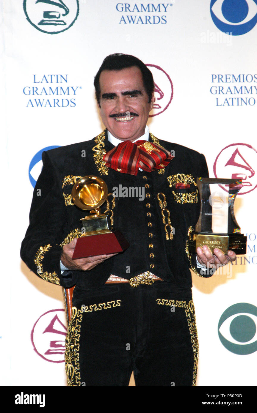 Vicente Fernandez, vincitore del miglior album Ranchero, pone nella sala stampa della terza edizione Latin Grammy Awards al Kodak Theatre di Los Angeles, CA il 18 settembre 2002. - FernandezVicente01.jpgFernandezVicente01 evento nella vita di Hollywood - California, tappeto rosso Evento, STATI UNITI D'AMERICA, industria cinematografica, celebrità, fotografia, Bestof, arte cultura e intrattenimento, Topix celebrità moda, migliori della vita di Hollywood, evento nella vita di Hollywood - California, backstage trofeo, premi mostra, movie celebrità, personaggi televisivi, musica celebrità, Topix, Bestof, arti e cultura Entertainm Foto Stock