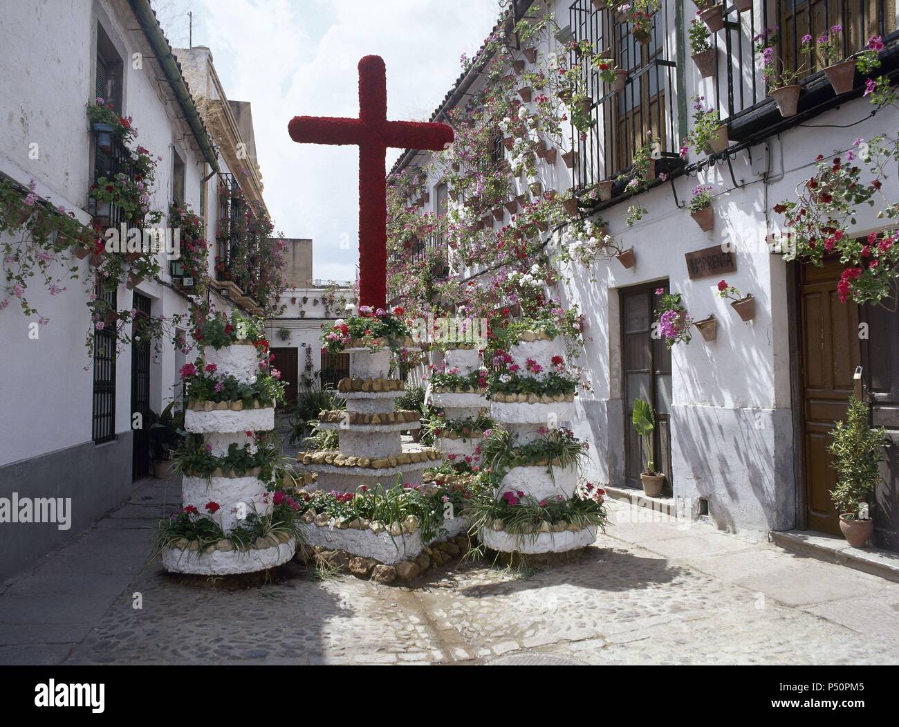 FIESTAS DE 'LA CRUZ DE MAYO". Vista de una de las Cruces típicas decoradas con flores de distintos colores. CORDOBA. Andalucía. España. Foto Stock