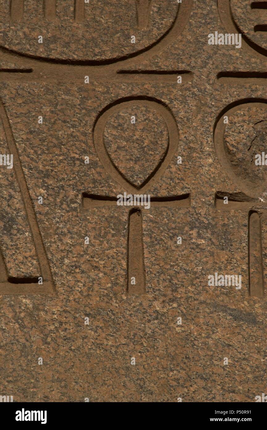 Ankh o la chiave della vita. Sollievo. Primo cortile di Ramses II. Tempio di Luxor. XIX dinastia (1320-1200 a.C.). Nuovo Impero. L'Egitto. Foto Stock