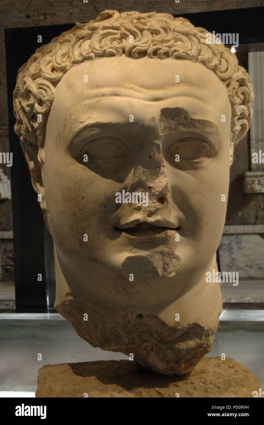 Vespasiano (9-79). Imperatore romano. Fondatore della dinastia Flavia. Testa colossale. Il marmo. Dalla collezione Farnese. Museo Archeologico Nazionale (Napoli). Mostra temporanea, Vespasiano. Il bimillenario della dinastia Flavia. Foro Romano. Roma. L'Italia. Foto Stock