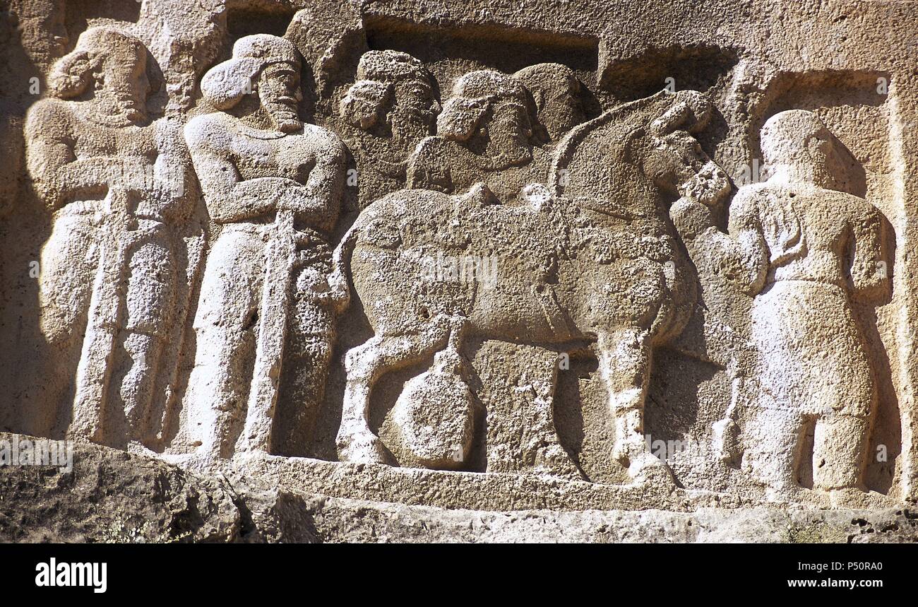 Sassanian rock rilievo, ca, 350 annuncio. Sollievo VI. La vittoria del re Shapur II (r. 309-379). Dettaglio. I soldati accanto a un cavallo. Bishapur, far Provincia, Iran. (Antica Persia). Foto Stock