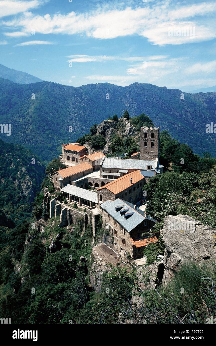 Arte romanica. La Francia. Martin-du-Canigou. Monastero costruito nel 1009 nei Pirenei sul monte Canigou. Fondata dal conte Guifred II di Cerdanya e dedicata a San Martino di Tours. Foto Stock