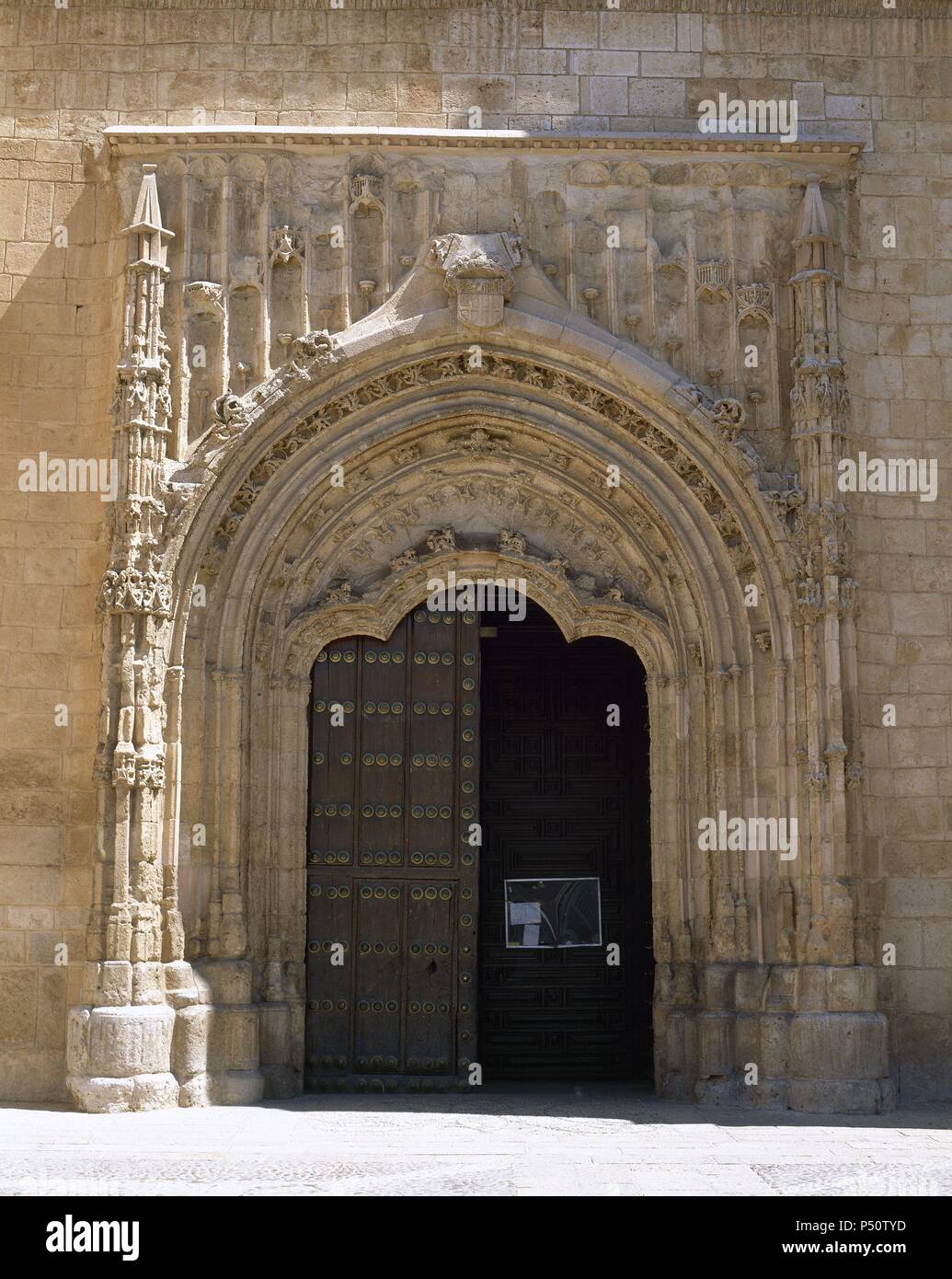 La chiesa di Nostra Signora dell'Assunzione. Dettagli del sole porta nella facciata principale. Isabelline gotico. Xv secolo. Valdepencome. Spagna. Foto Stock