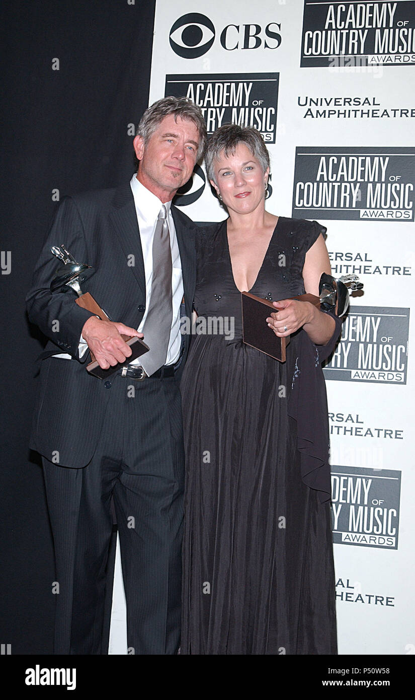 L-r: Michael Merriman e Stephanie Reeves ha vinto per 'Video dell'Anno" dietro le quinte 37th Academy of Country Music Awards, tenutasi presso l'Anfiteatro universale a Los Angeles, CA. 22 maggio 2002. - MerrimanM ReevesSteph 01.jpgMerrimanM ReevesSteph 01 evento nella vita di Hollywood - California, tappeto rosso Evento, STATI UNITI D'AMERICA, industria cinematografica, celebrità, fotografia, Bestof, arte cultura e intrattenimento, Topix celebrità moda, migliori della vita di Hollywood, evento nella vita di Hollywood - California, backstage trofeo, premi mostra, movie celebrità, personaggi televisivi, musica celebrità, Topix, Foto Stock